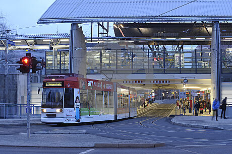 Hauptbahnhof mit Straßenbahn